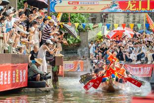 马奎尔本场数据：1助攻，5解围4抢断，7次争顶全部成功，评分7.9